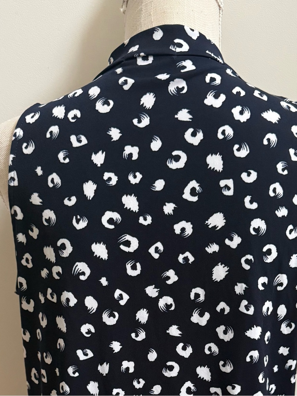 Beacon Navy and White Sleeveless V-Neck Blouse - Picture 5 of 7